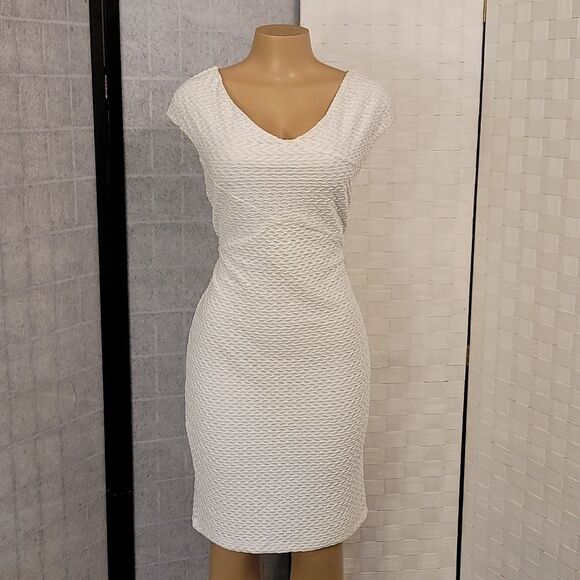 BRAND NEW BISOU BISOU V-NECKLINE TEXTURED SHEATH DRESS - Picture 4 of 12